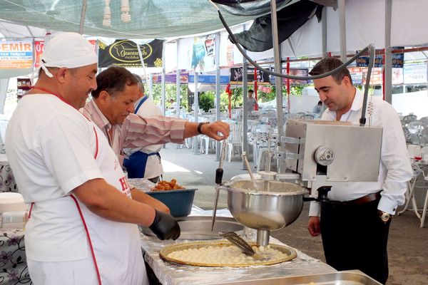 kurga ekmel fatih ogrenci yurtlari kermesine katildi